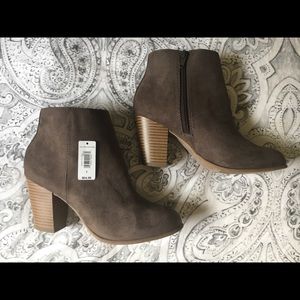 Brand New Women’s Grey Gap Booties Size 7